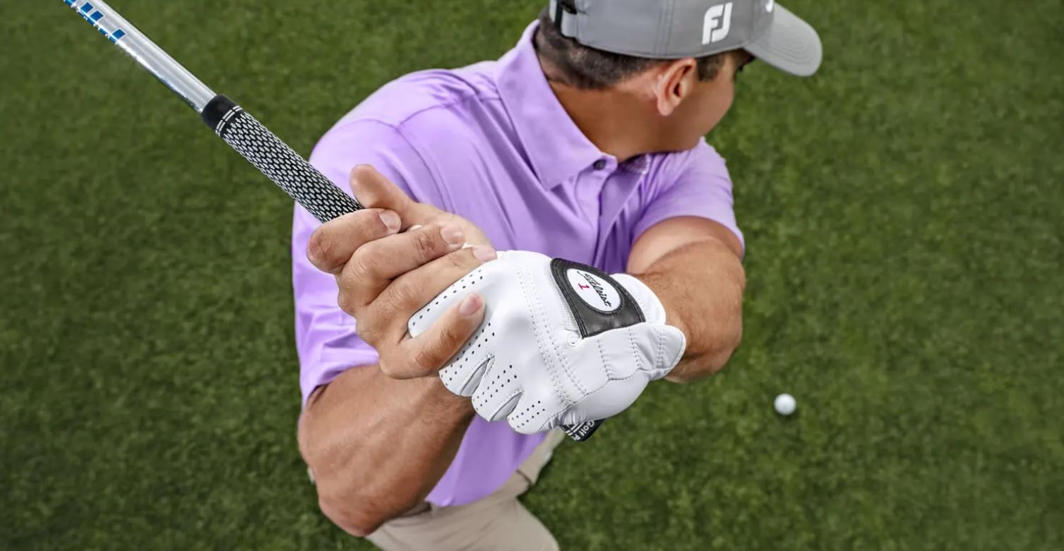 Pros And Cons Of Wearing A Golf Glove – How Will It Affect Your Game - The  Ultimate Golfing Resource